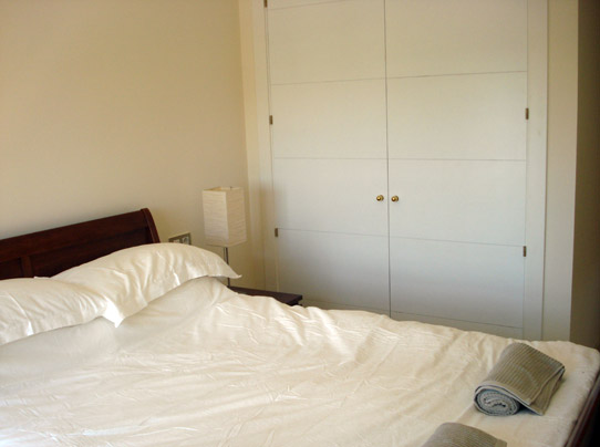 Sovrum 2 med dubbla garderober